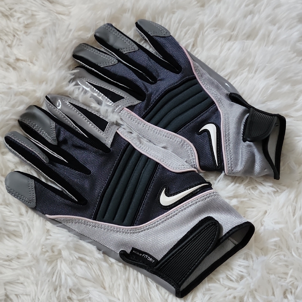 Nike Men's Black and Gray Sports Gloves